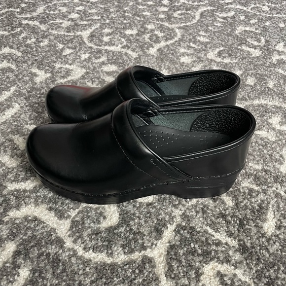 Women’s Black Dansko Clogs - Picture 4 of 6